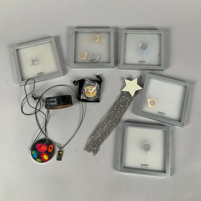 SWATCH - Lots de 5 bijoux Swatch dans leurs boîtes d'origine…