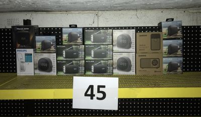 de nombreux pneus exposés dans un magasin