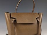 un sac à main en cuir marron muni d'une poignée et d'une bandoulière