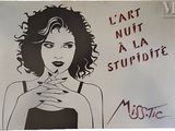 tableau représentant une femme en train de fumer une cigarette, sur lequel est inscrit « L'art nuit à la stupidité »