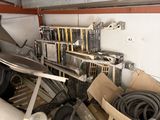 une pile d'objets hétéroclites dans un garage