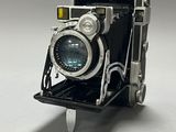 a black and white photo of an old fashioned camera