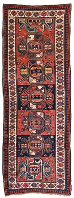 un tapis rouge et noir à motifs