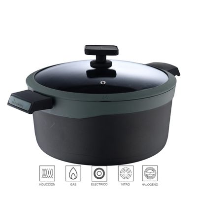 un gros plan d'une casserole noire avec un couvercle, sur fond blanc