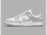 La Nike Dunk Low se décline dans un coloris gris clair et blanc