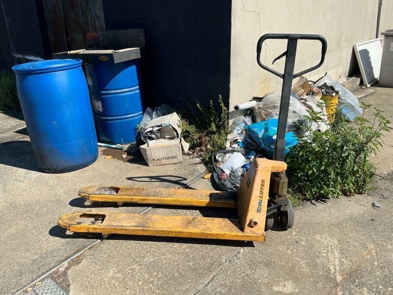 Un transpalette manuel hydraulique TOTAL LIFTER à timon de m…