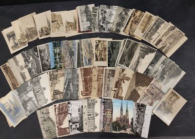 un grand nombre de cartes postales anciennes qui se trouvent sur la table