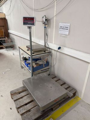une photo d'une balance dans un entrepôt