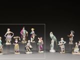 de nombreuses figurines représentant des personnes alignées les unes à côté des autres