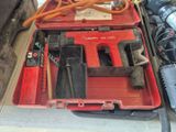une boîte à outils rouge avec des outils sur le sol