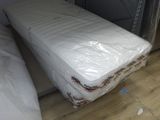 deux matelas à l'arrière d'un camion de déménagement