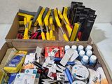 une boîte contenant un assortiment d'outils électriques posée sur une table