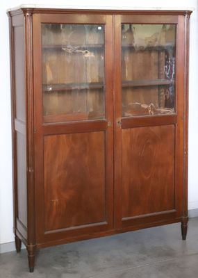 Bibliothèque en acajou, piètement cannelé et rudenté, deux p…