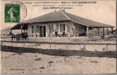 une carte postale représentant un bâtiment et une calèche