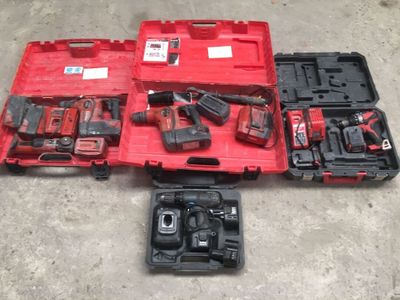 de nombreux outils dans une mallette rouge posée par terre