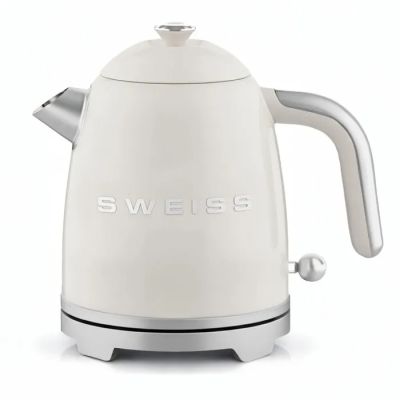 La bouilloire est blanche et porte l'inscription « Swegs ».