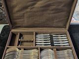 un coffret en bois contenant de l'argenterie sur une table