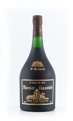 une image représentant une bouteille d'alcool sur fond blanc