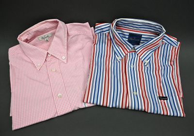 deux chemises pour homme à rayures rouges, blanches et bleues