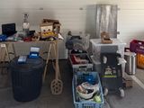 un garage rempli d'objets