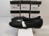 les chaussures noires sont posées sur une pile de cartons