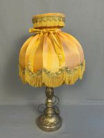 Lampe de chevet avec pied ormenté en métal argenté ciselé et…
