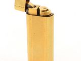 une image représentant un briquet au fini doré sur fond blanc