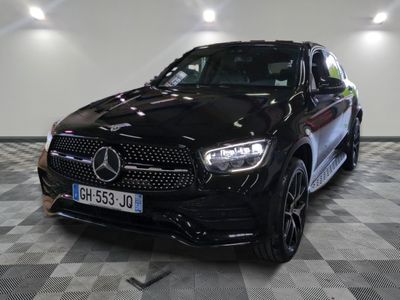 La Mercedes GLE est garée dans une grande pièce au sol carrelé en damier.