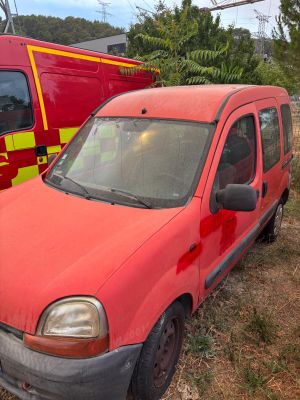 une camionnette rouge garée à côté d'une autre camionnette rouge