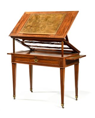 un bureau ancien avec un plateau en bois et des tiroirs