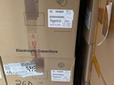 une pile de boîtes empilées les unes sur les autres