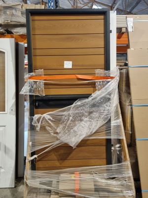 un grand nombre de boîtes empilées dans un entrepôt