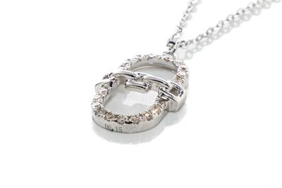 collier plaqué argent composé de deux anneaux entrelacés montés sur une chaîne