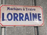 a sign that says machines a traine lorrainene on the side of a building