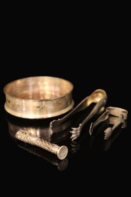 une bague en or et une bague en argent sur un fond noir