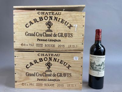une bouteille de vin et une boîte en bois posées sur une table