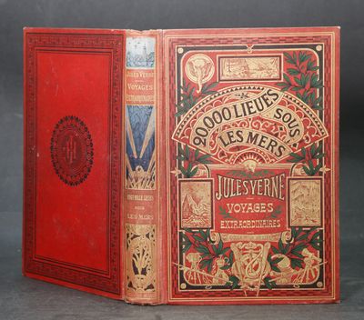 un vieux livre à la couverture rouge posé sur une table