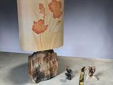 une lampe posée sur un rocher