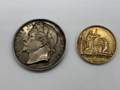 un gros plan d'une pièce de monnaie et d'une pièce sur laquelle figure une image