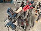 de nombreux outils qui traînent sur une table dans le garage