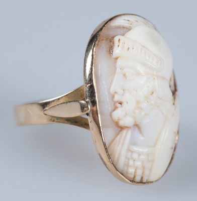 une image représentant une bague en or ornée d'un camée sculpté à l'effigie d'un homme
