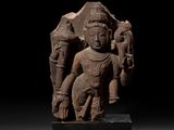 l'image d'une statue d'un homme tenant un enfant dans ses bras