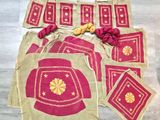 quatre sacs aux motifs variés posés sur une table