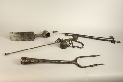 un grand nombre d'outils posés sur une table