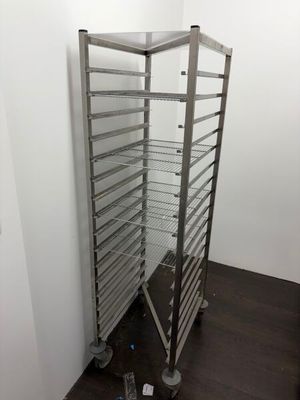 une photo représentant un rayonnage métallique comportant de nombreux plateaux de nourriture