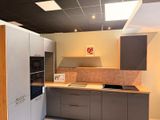 une cuisine équipée d'une cuisinière, d'un évier, d'un four et d'un réfrigérateur