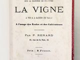 livre posé sur un support métallique, avec une couverture rouge et un fond blanc