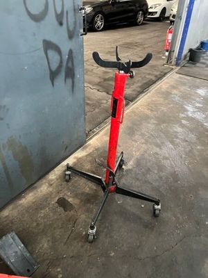un graffiti sur le mur d'un garage où se trouve un vélo sur une béquille