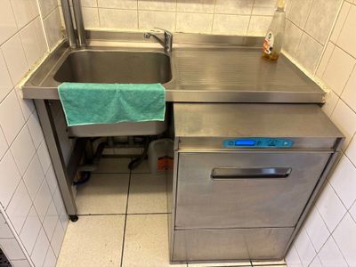 une petite cuisine équipée d'un évier et d'un lave-vaisselle