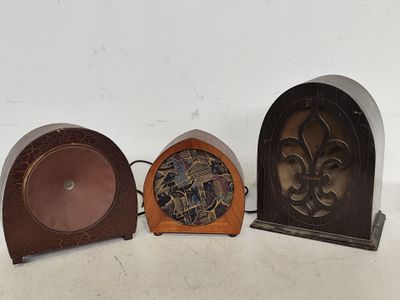 trois types d'horloges posées sur une surface blanche